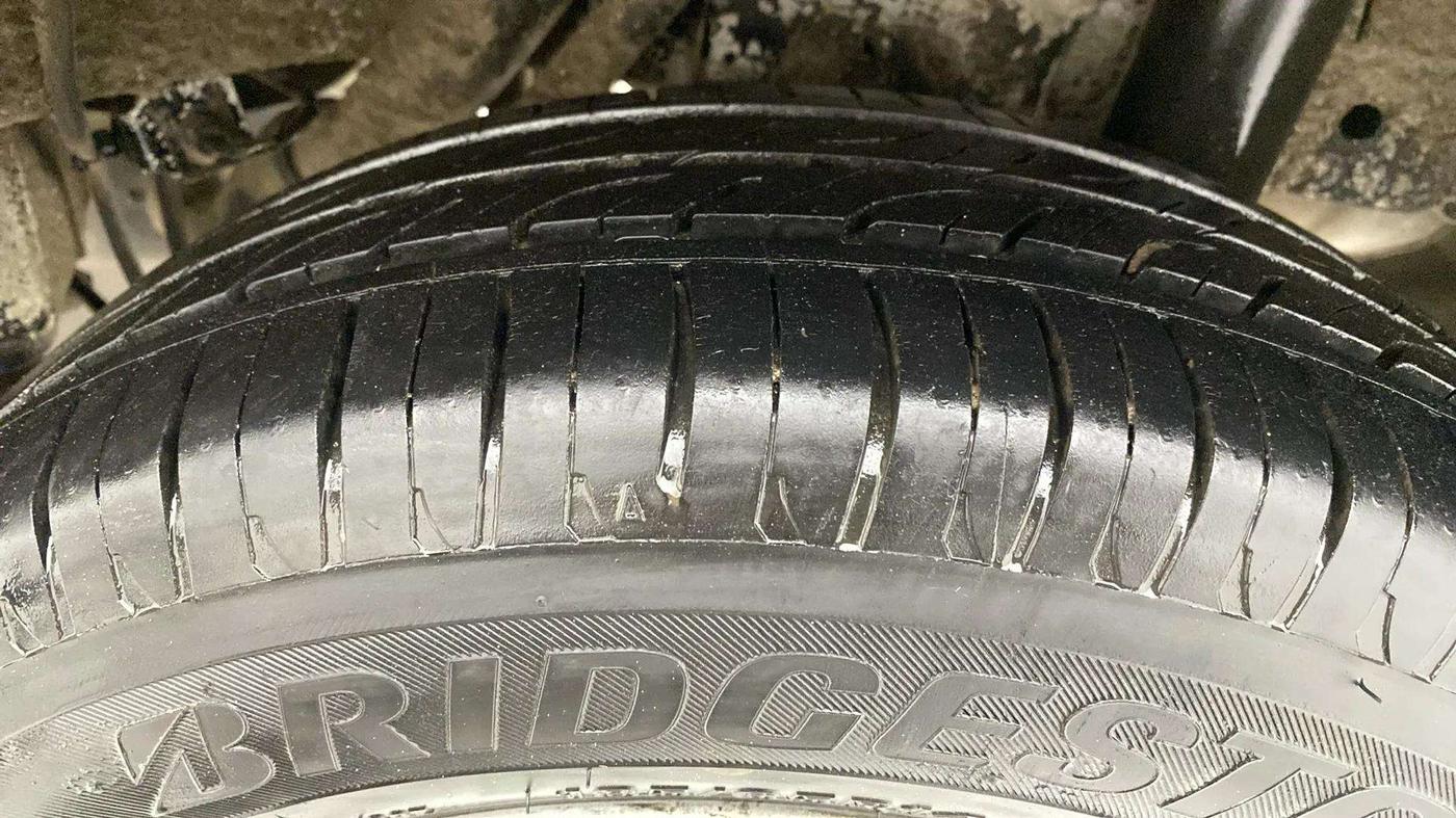 2017 Mahindra Kuv100 K6 6 STR, Petrol, Manual, 62,664 km, Left Rear Tyre Tread