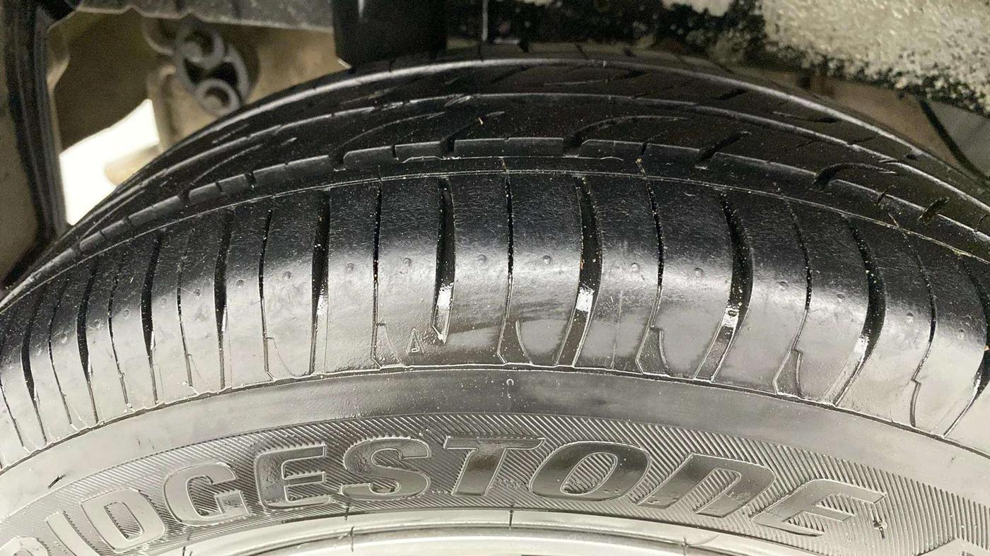 2017 Mahindra Kuv100 K6 6 STR, Petrol, Manual, 62,664 km, Right Rear Tyre Tread