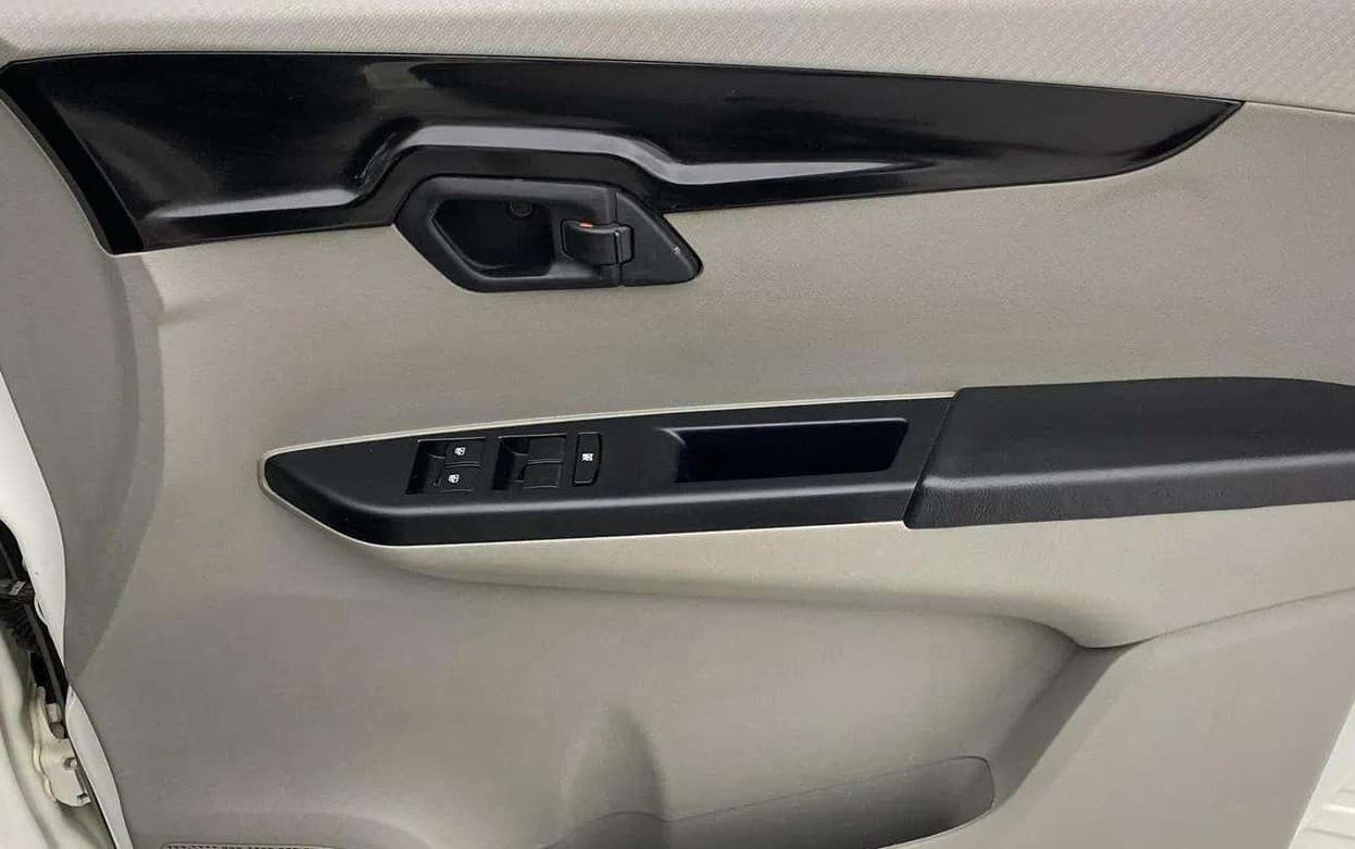 2017 Mahindra Kuv100 K6 6 STR, Petrol, Manual, 62,664 km, Driver Side Door Panels Control