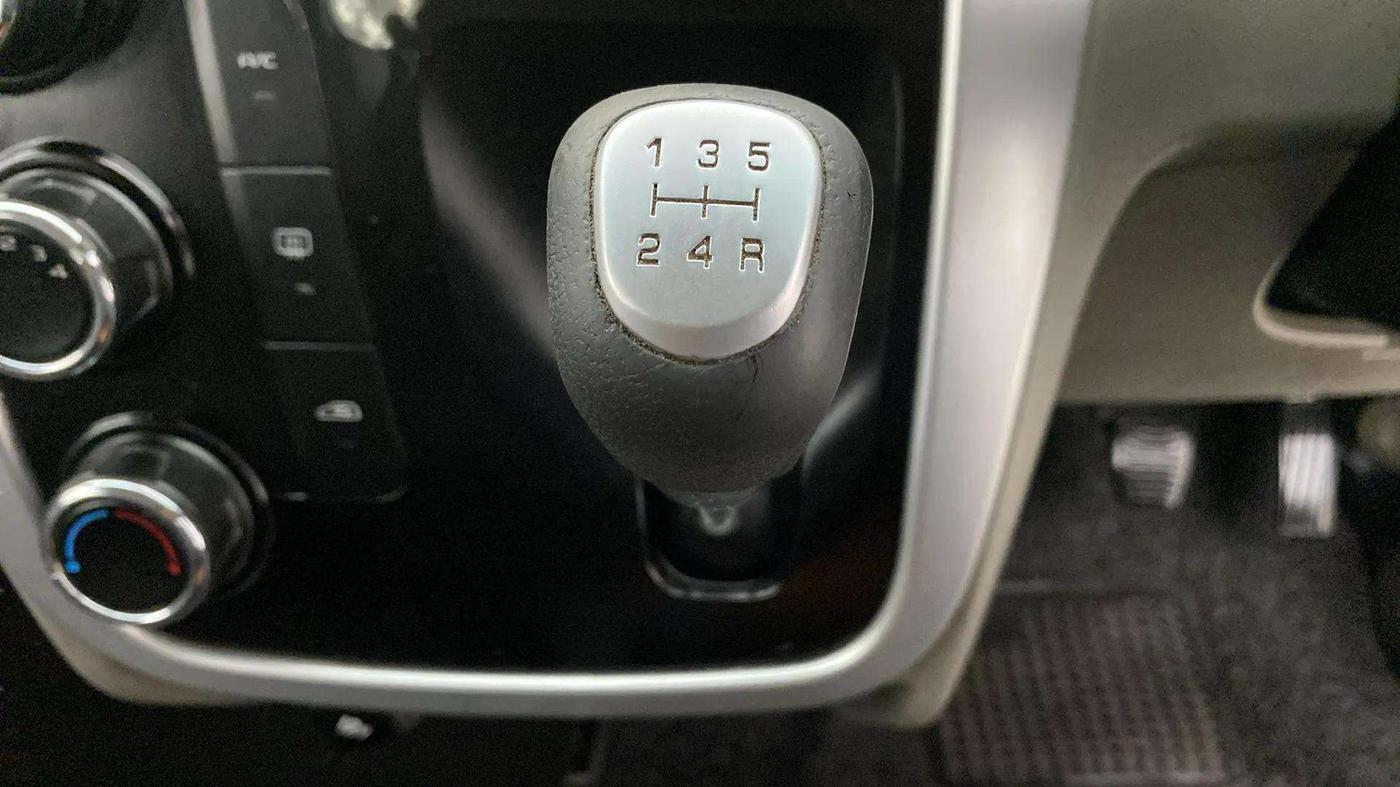 2017 Mahindra Kuv100 K6 6 STR, Petrol, Manual, 62,664 km, Gear Lever
