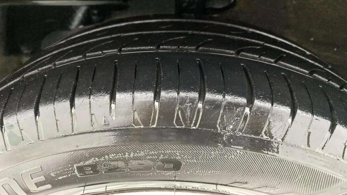 2017 Mahindra Kuv100 K6 6 STR, Petrol, Manual, 62,664 km, Left Front Tyre Tread