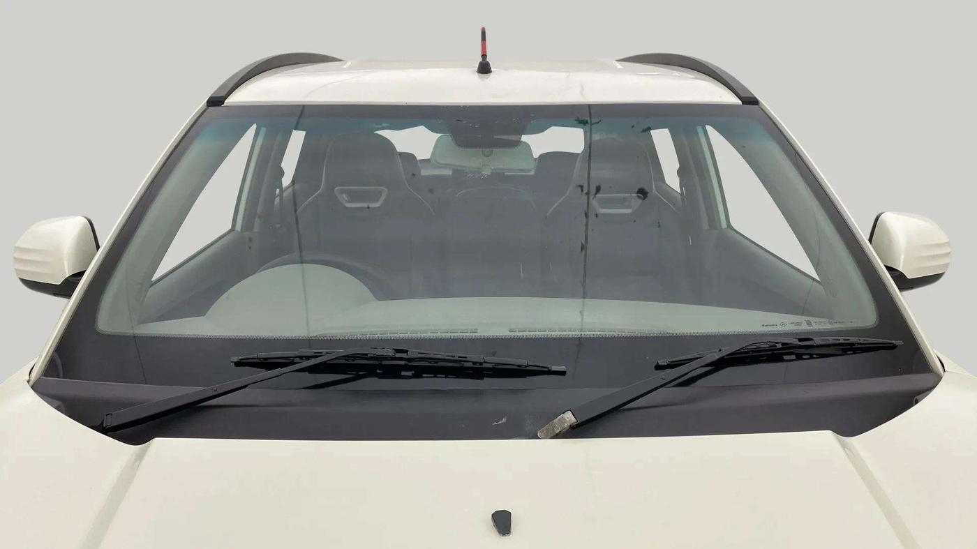 2017 Mahindra Kuv100 K6 6 STR, Petrol, Manual, 62,664 km, Front Windshield
