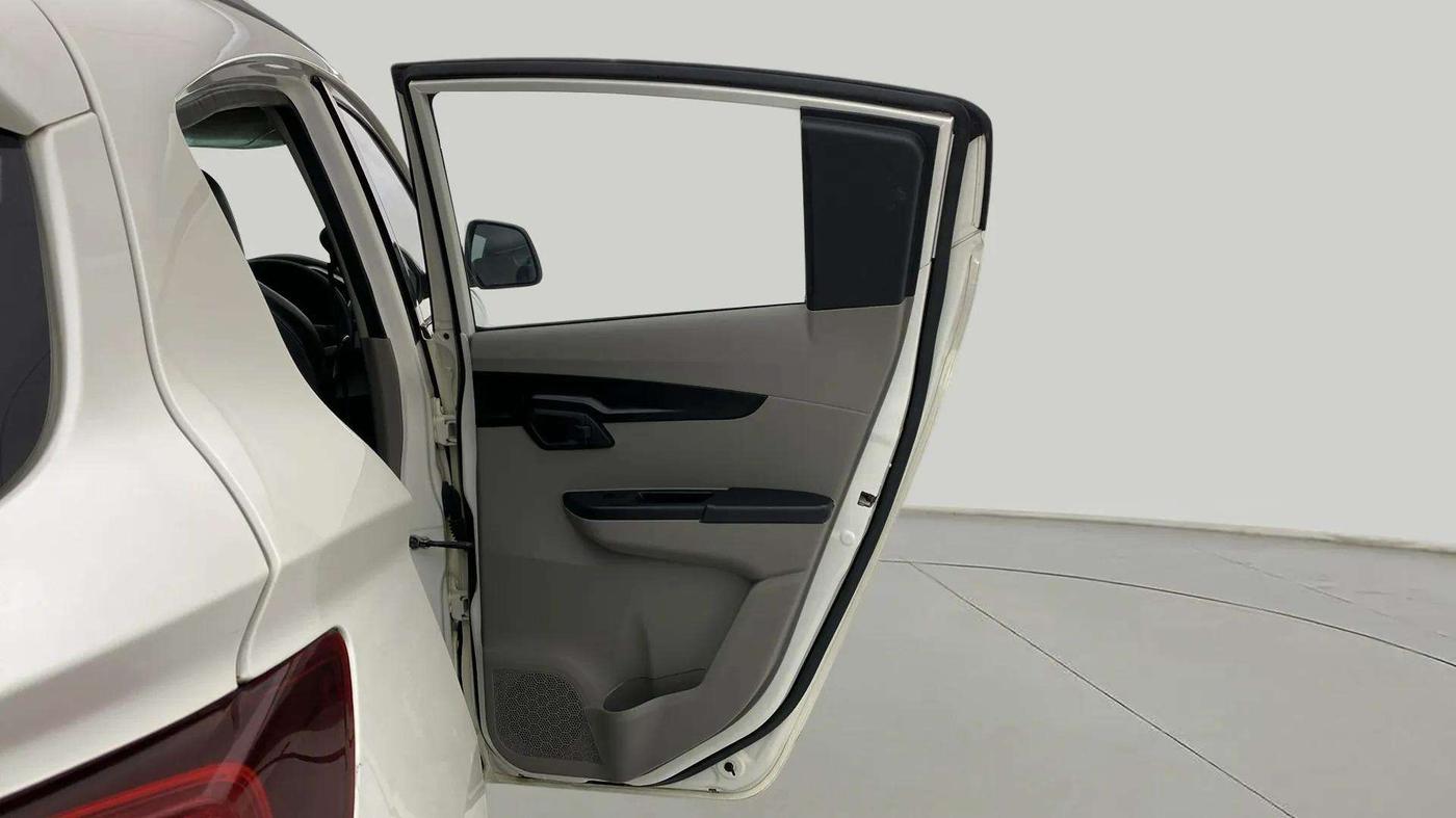 2017 Mahindra Kuv100 K6 6 STR, Petrol, Manual, 62,664 km, RHS Rear Door