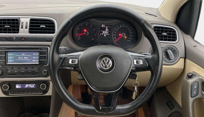 2015 Volkswagen Vento HIGHLINE 1.6 MPI, Petrol, Manual, 39,163 km, Steering Wheel Close Up