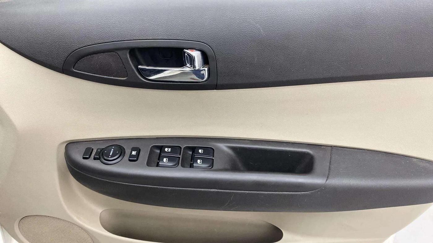 2013 Hyundai i20 ASTA 1.2, Petrol, Manual, 99,945 km, Driver Side Door Panels Control
