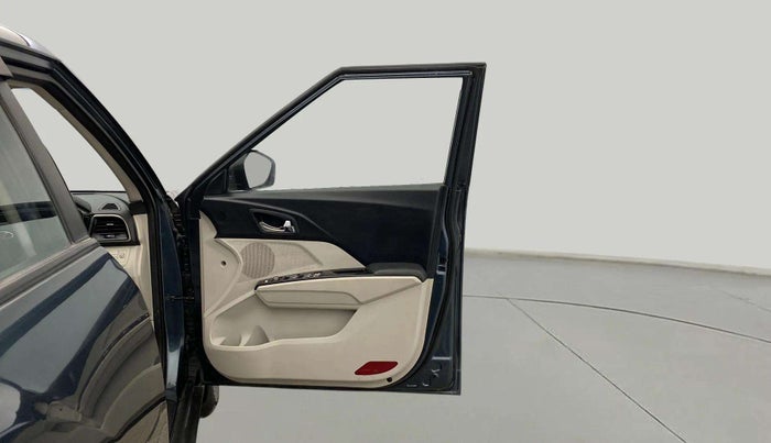 2022 Mahindra XUV300 W8 (O) 1.2 PETROL, Petrol, Manual, 47,151 km, RHS Front Door