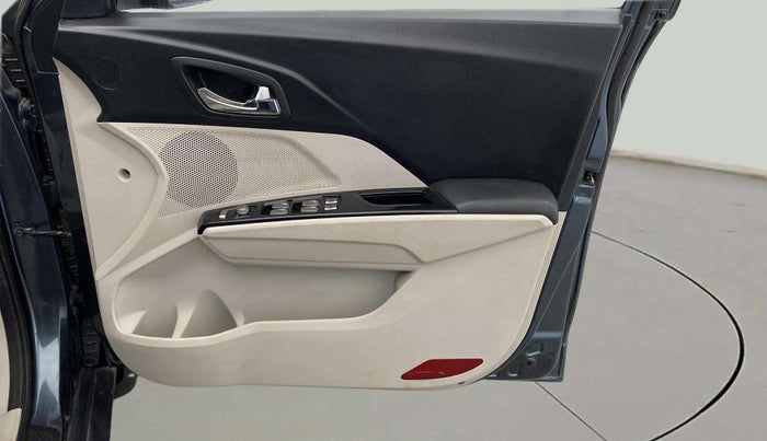 2022 Mahindra XUV300 W8 (O) 1.2 PETROL, Petrol, Manual, 47,151 km, Driver Side Door Panels Control