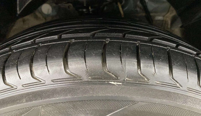 2022 Mahindra XUV300 W8 (O) 1.2 PETROL, Petrol, Manual, 47,151 km, Right Front Tyre Tread