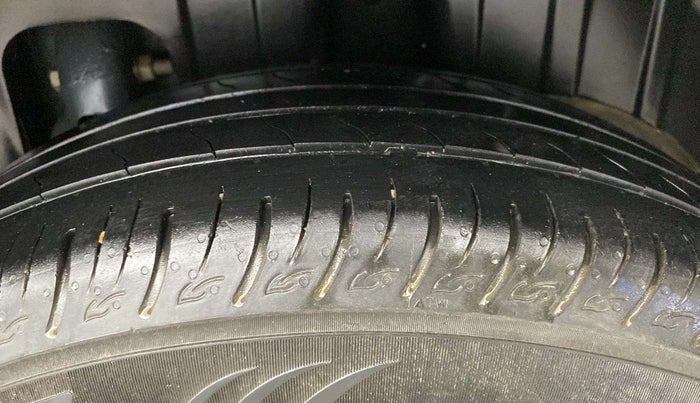 2022 Mahindra XUV300 W8 (O) 1.2 PETROL, Petrol, Manual, 47,151 km, Left Rear Tyre Tread