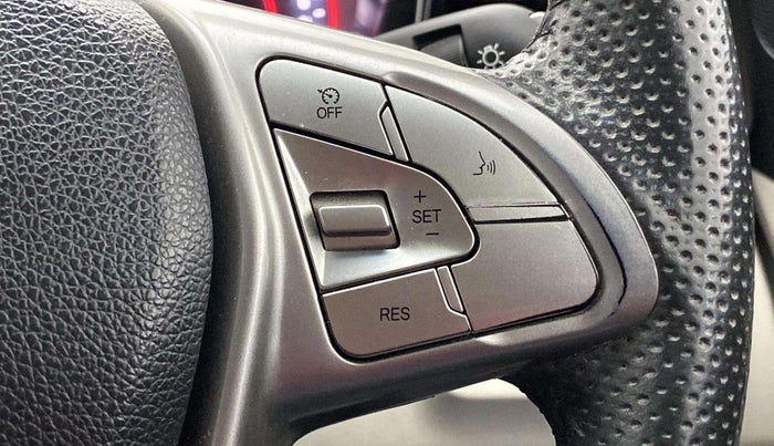2022 Mahindra XUV300 W8 (O) 1.2 PETROL, Petrol, Manual, 47,151 km, Adaptive Cruise Control