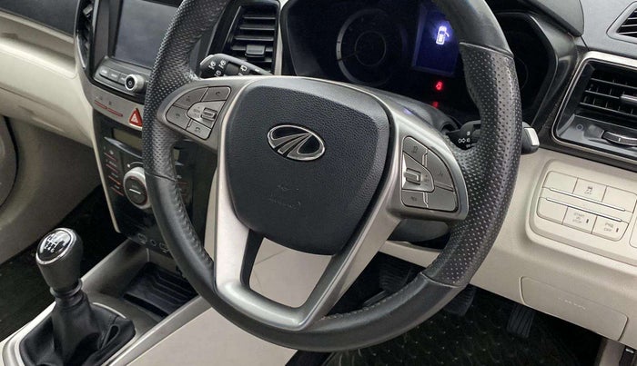 2022 Mahindra XUV300 W8 (O) 1.2 PETROL, Petrol, Manual, 47,151 km, Steering wheel - Phone control not functional