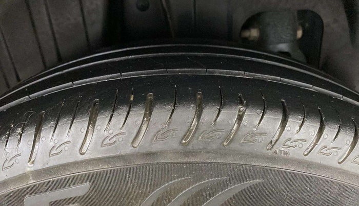 2022 Mahindra XUV300 W8 (O) 1.2 PETROL, Petrol, Manual, 47,151 km, Right Rear Tyre Tread