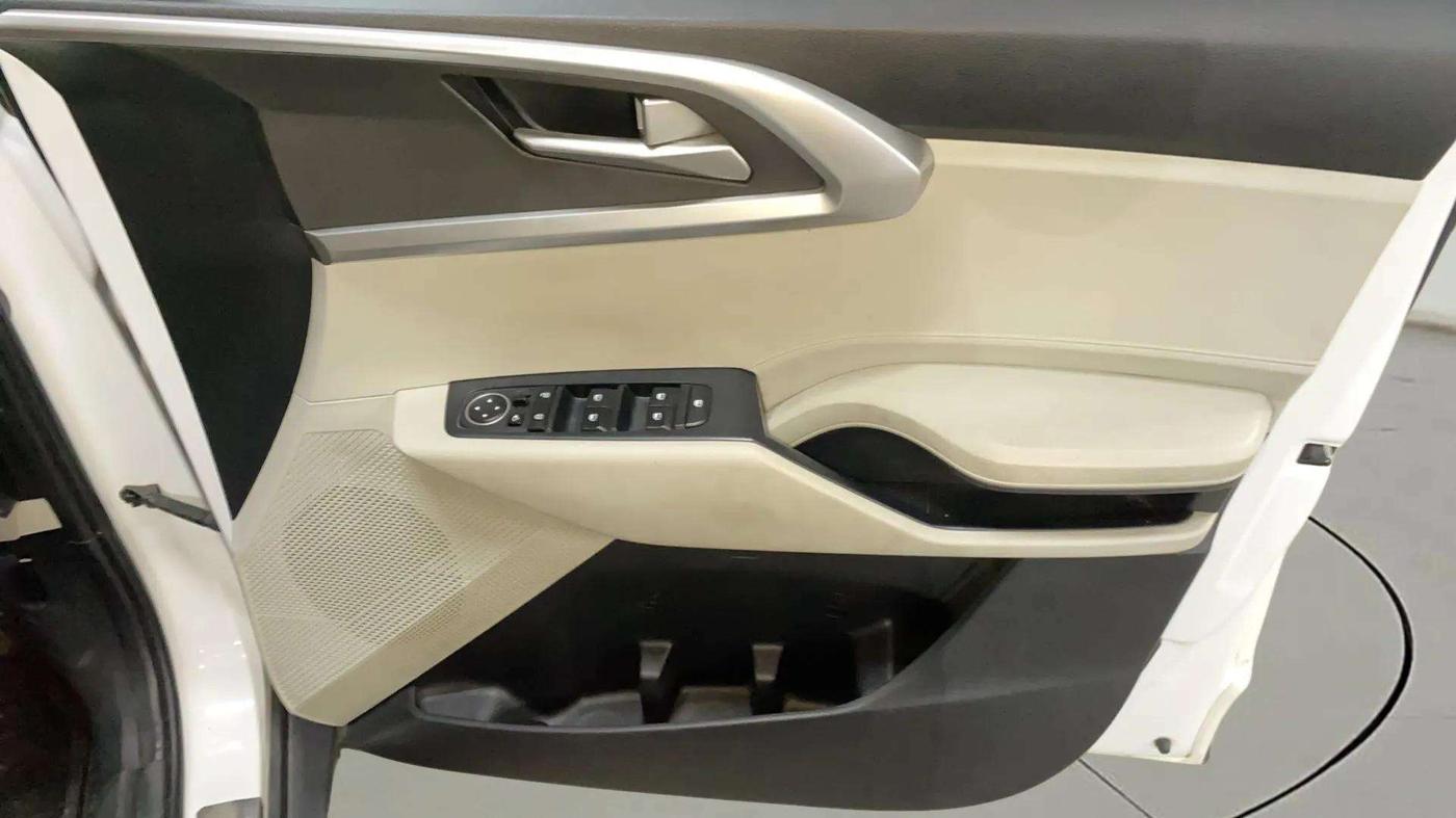 2023 KIA CARENS PRESTIGE PLUS 1.5 PETROL DCT 7 STR, Petrol, Automatic, 43,942 km, Driver Side Door Panels Control