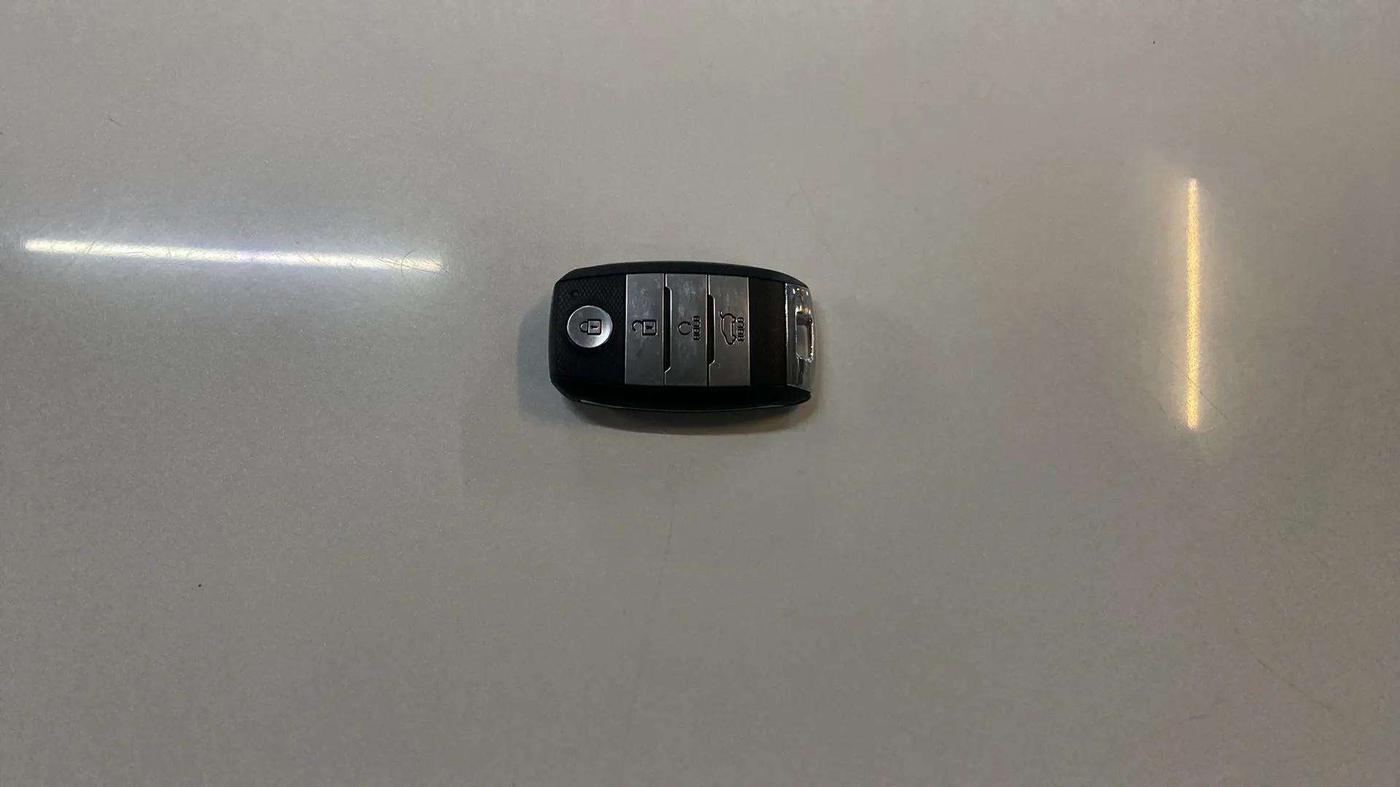 2023 KIA CARENS PRESTIGE PLUS 1.5 PETROL DCT 7 STR, Petrol, Automatic, 43,942 km, Key Close Up