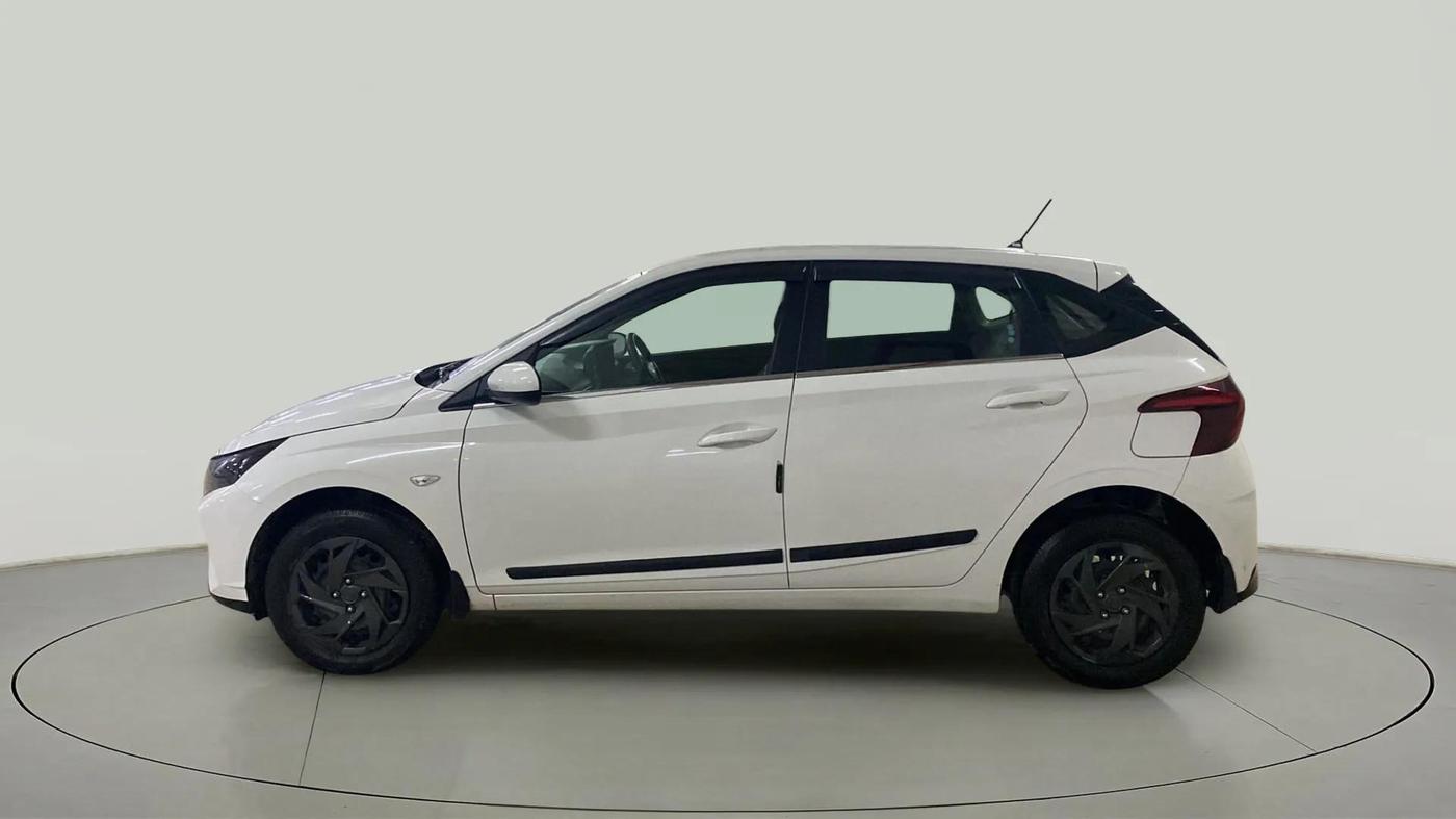 2023 Hyundai NEW I20 MAGNA 1.2 MT, Petrol, Manual, 17,358 km, Left Side