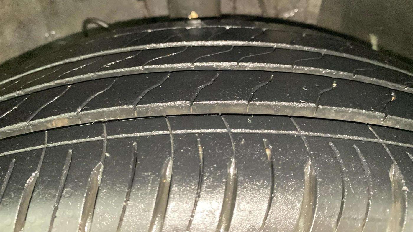 2021 Hyundai VENUE SX PLUS 1.0 TURBO DCT, Petrol, Automatic, 28,660 km, Right Front Tyre Tread