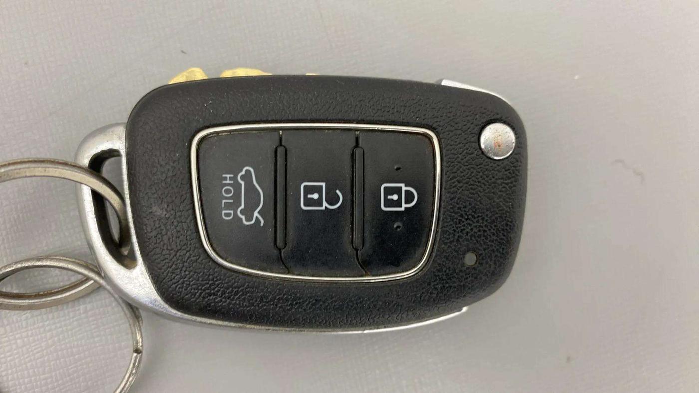 2021 Hyundai AURA S 1.2, Petrol, Manual, 35,711 km, Key Close Up