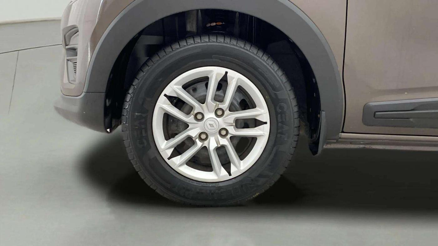 2023 Renault TRIBER RXT, Petrol, Manual, 15,118 km, Left Front Wheel