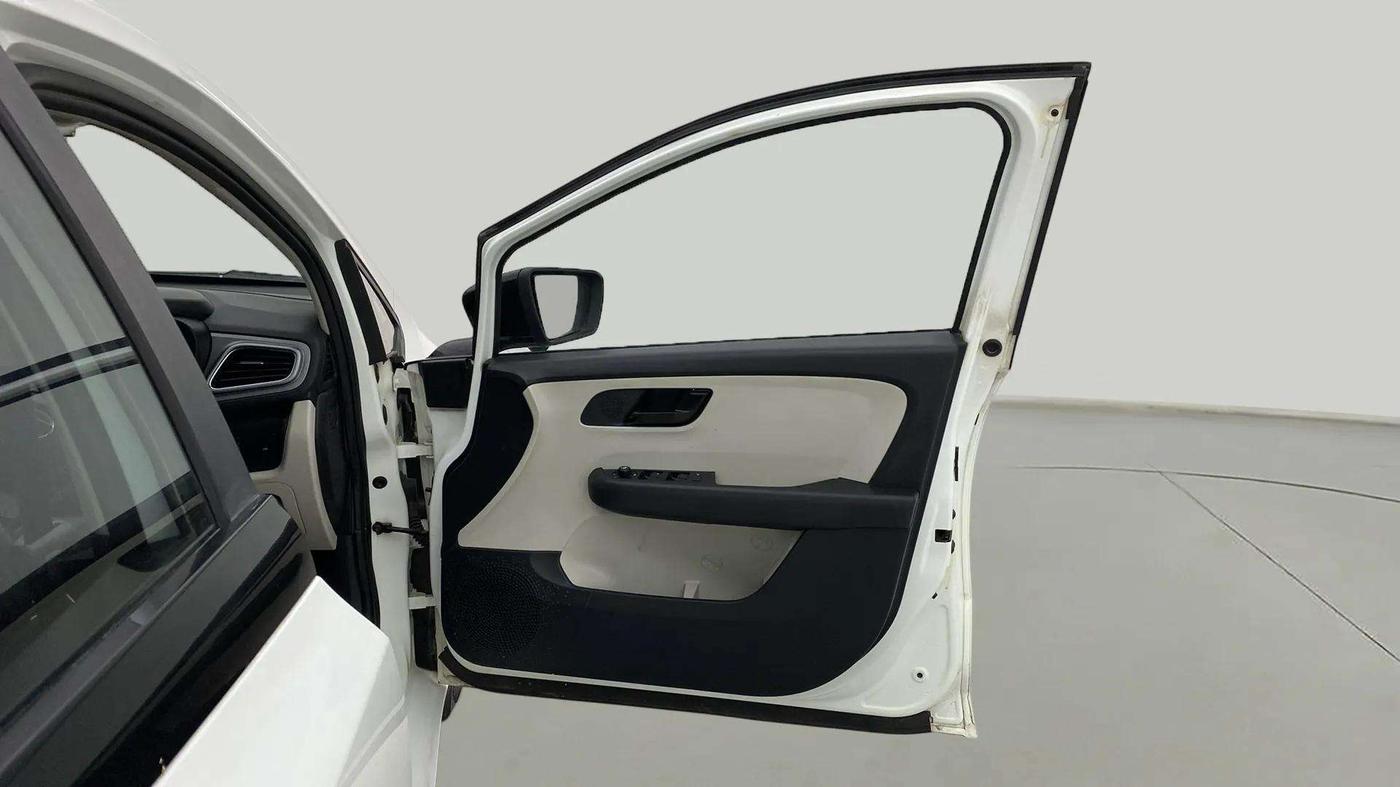 2023 Tata ALTROZ XM PLUS CNG, CNG, Manual, 35,216 km, RHS Front Door