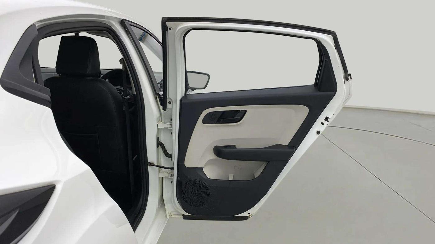 2023 Tata ALTROZ XM PLUS CNG, CNG, Manual, 35,216 km, RHS Rear Door
