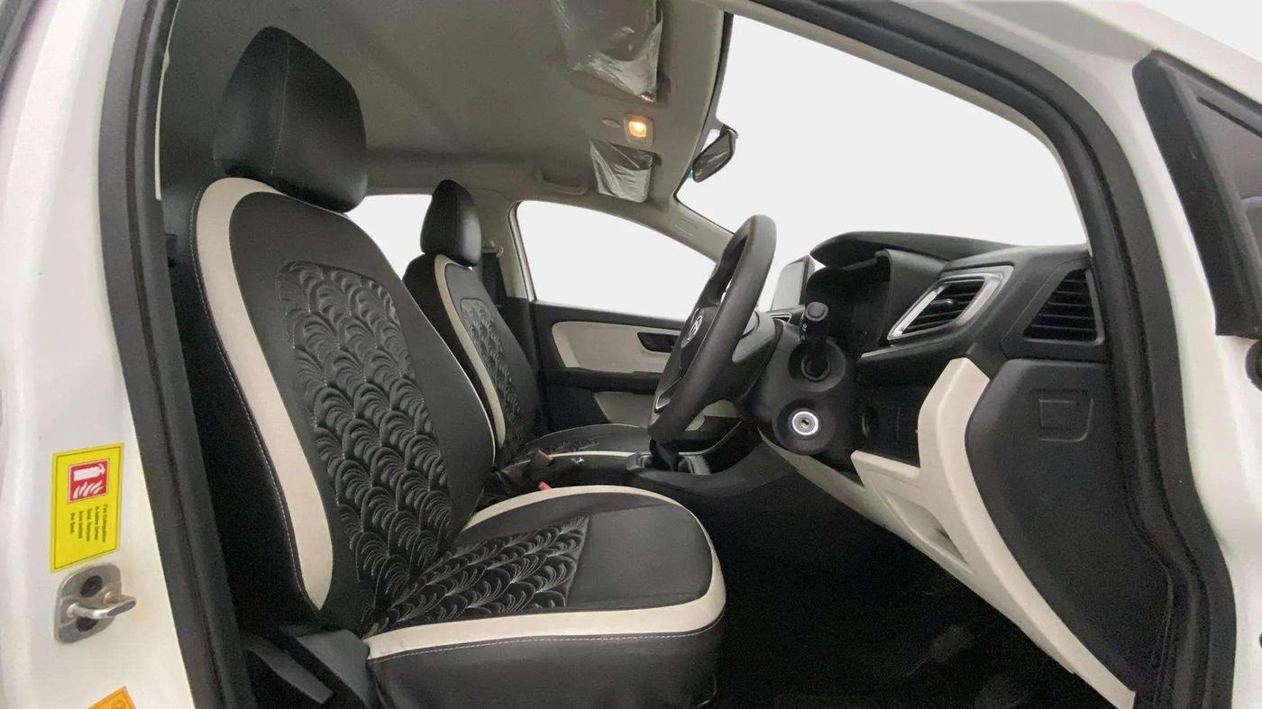 2023 Tata ALTROZ XM PLUS CNG, CNG, Manual, 35,216 km, Right Side Front Door Cabin