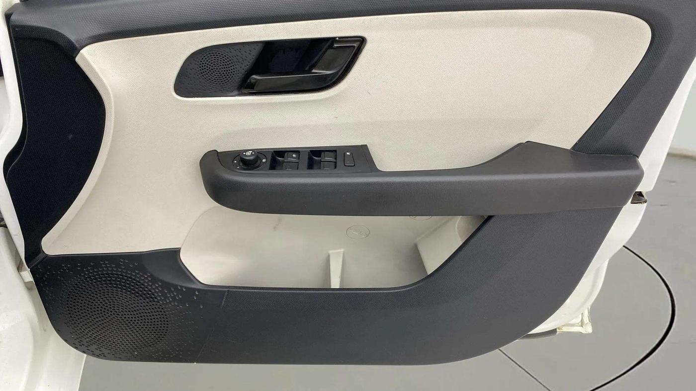 2023 Tata ALTROZ XM PLUS CNG, CNG, Manual, 35,216 km, Driver Side Door Panels Control