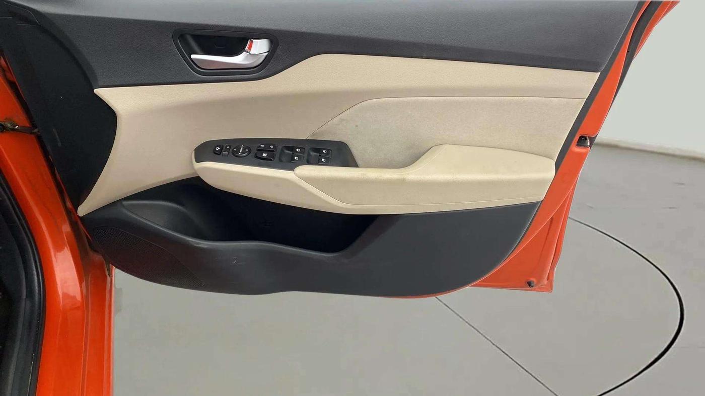 2018 Hyundai Verna 1.6 VTVT SX, Petrol, Manual, 41,497 km, Driver Side Door Panels Control