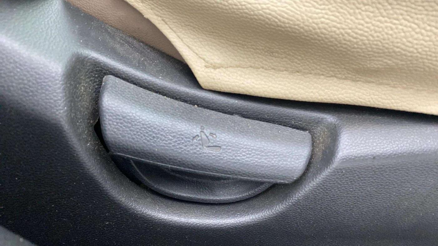 2019 Hyundai Xcent SX 1.2, Petrol, Manual, 29,092 km, Driver Side Adjustment Panel