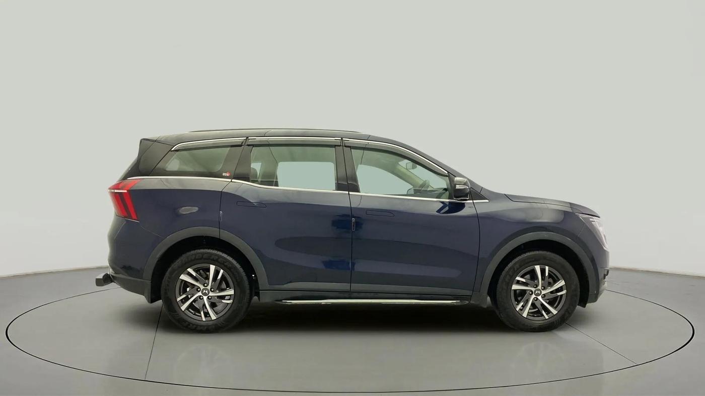 2022 Mahindra XUV700 AX 5 P MT 5 STR, Petrol, Manual, 33,399 km, Right Side View