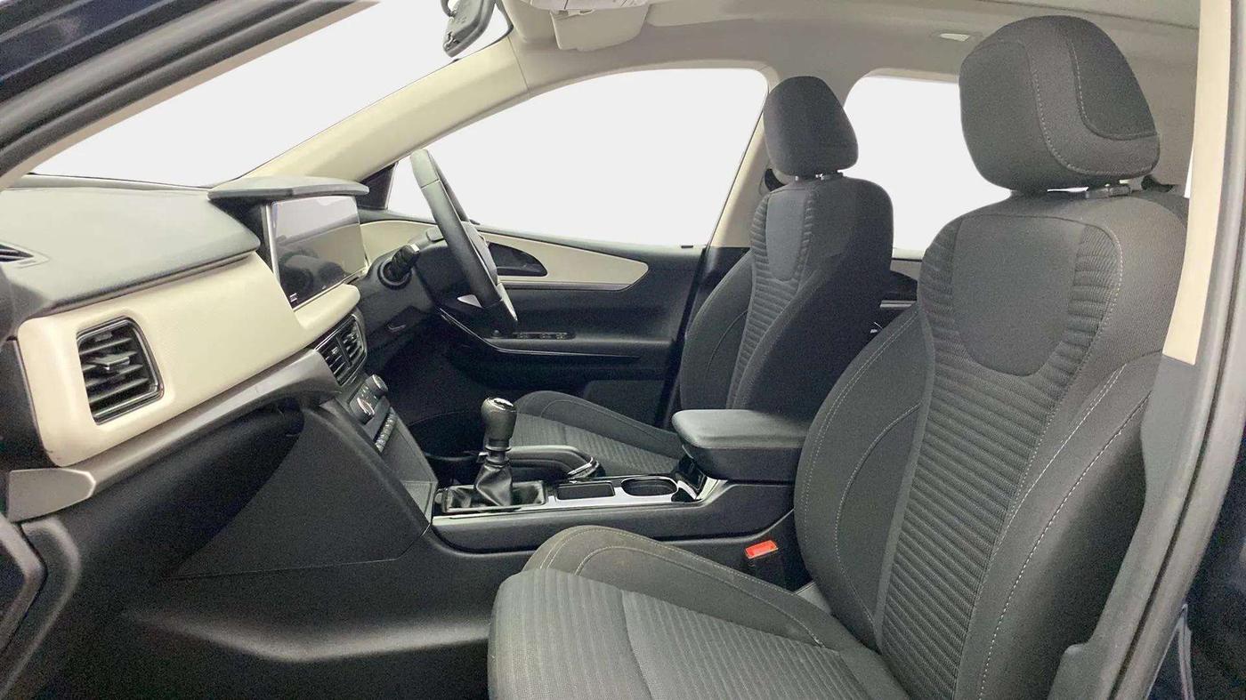 2022 Mahindra XUV700 AX 5 P MT 5 STR, Petrol, Manual, 33,399 km, Right Side Front Door Cabin