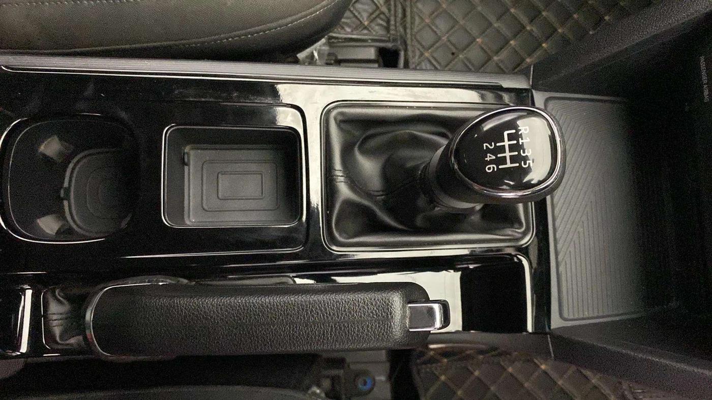 2022 Mahindra XUV700 AX 5 P MT 5 STR, Petrol, Manual, 33,399 km, Gear Lever