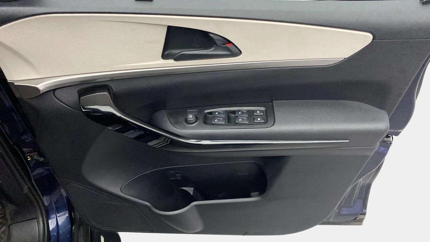 2022 Mahindra XUV700 AX 5 P MT 5 STR, Petrol, Manual, 33,399 km, Driver Side Door Panels Control
