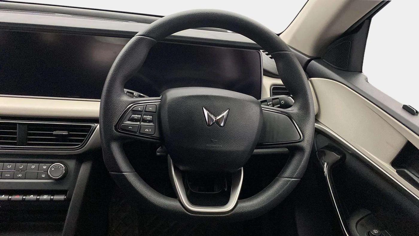 2022 Mahindra XUV700 AX 5 P MT 5 STR, Petrol, Manual, 33,399 km, Steering Wheel Close Up