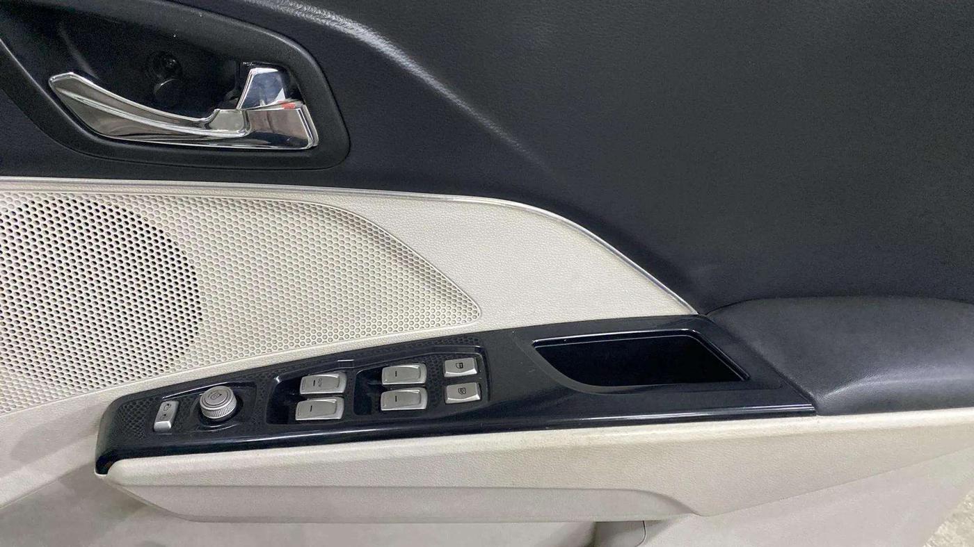 2021 Mahindra XUV300 W8 (O) 1.5 DIESEL AMT DUAL TONE, Diesel, Automatic, 72,352 km, Driver Side Door Panels Control