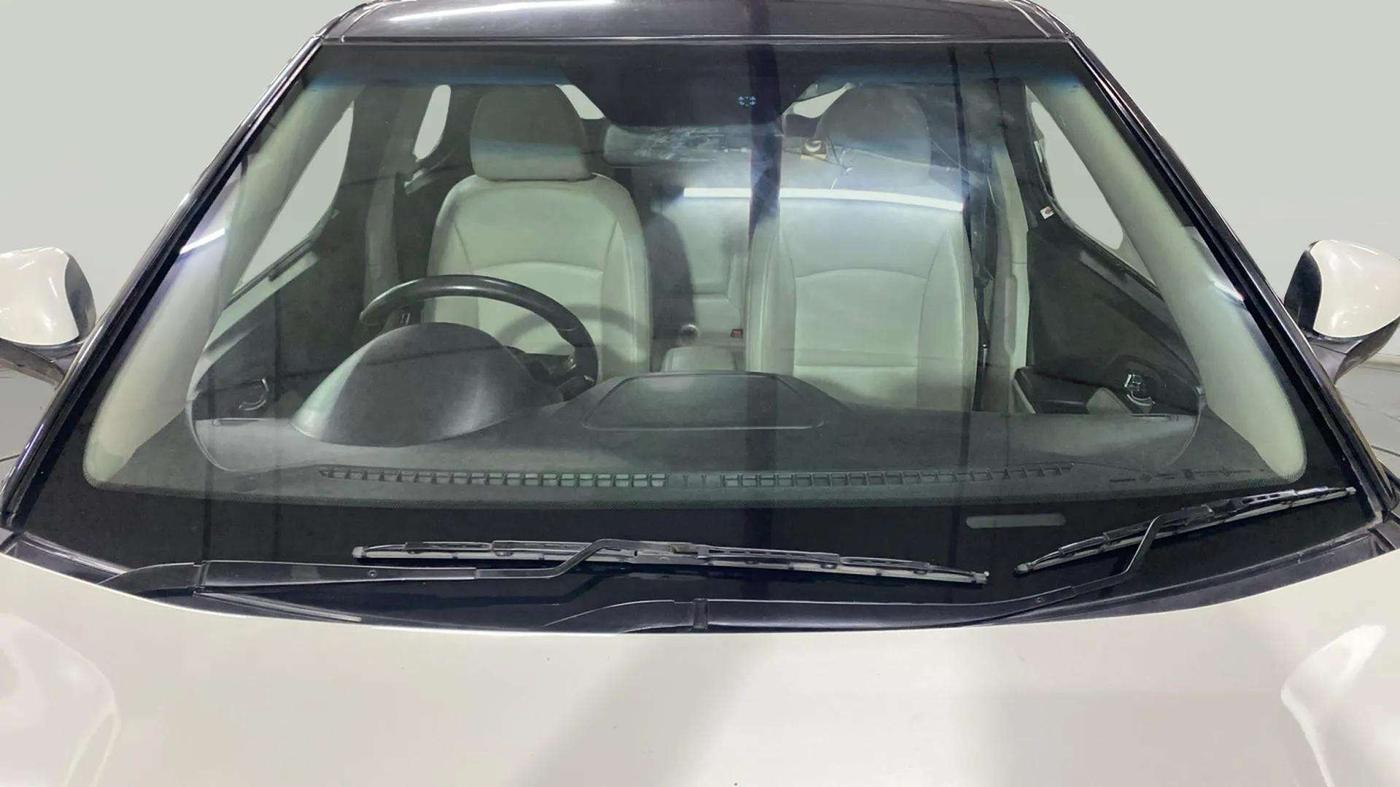 2021 Mahindra XUV300 W8 (O) 1.5 DIESEL AMT DUAL TONE, Diesel, Automatic, 72,352 km, Front Windshield