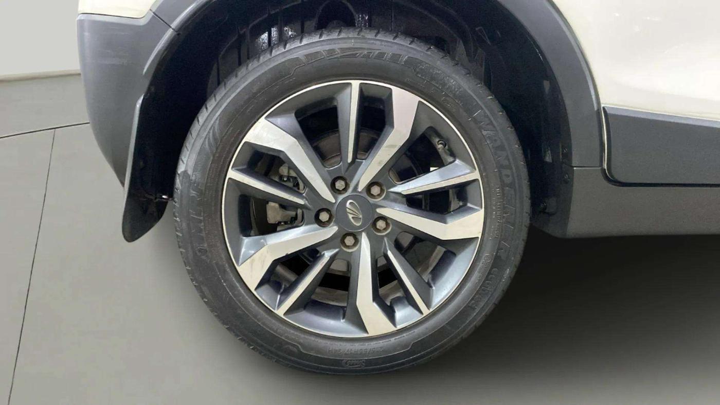 2021 Mahindra XUV300 W8 (O) 1.5 DIESEL AMT DUAL TONE, Diesel, Automatic, 72,352 km, Right Rear Wheel