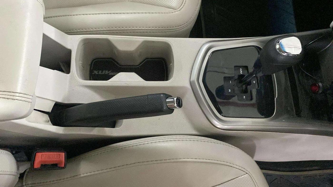 2021 Mahindra XUV300 W8 (O) 1.5 DIESEL AMT DUAL TONE, Diesel, Automatic, 72,352 km, Gear Lever