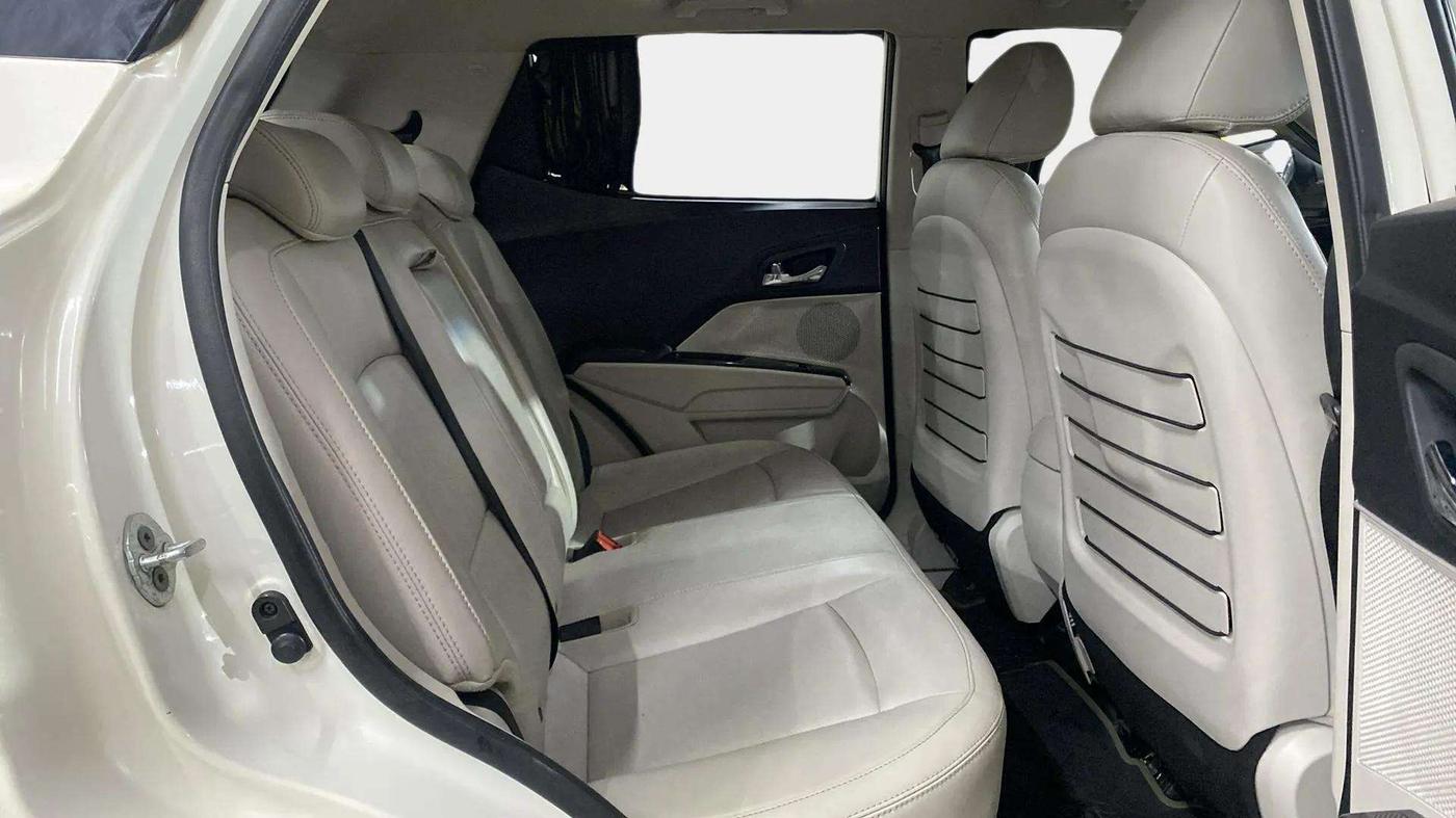 2021 Mahindra XUV300 W8 (O) 1.5 DIESEL AMT DUAL TONE, Diesel, Automatic, 72,352 km, Right Side Rear Door Cabin