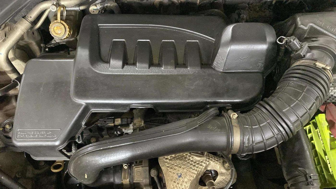 2021 Mahindra XUV300 W8 (O) 1.5 DIESEL AMT DUAL TONE, Diesel, Automatic, 72,352 km, Engine View