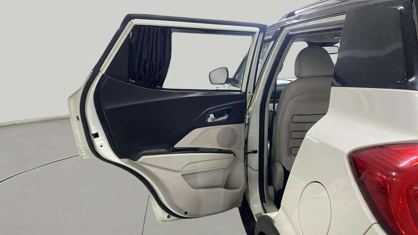 2021 Mahindra XUV300 W8 (O) 1.5 DIESEL AMT DUAL TONE, Diesel, Automatic, 72,352 km, LHS Rear Door