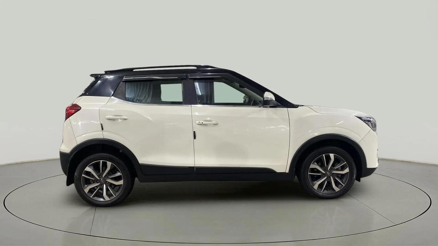 2021 Mahindra XUV300 W8 (O) 1.5 DIESEL AMT DUAL TONE, Diesel, Automatic, 72,352 km, Right Side View