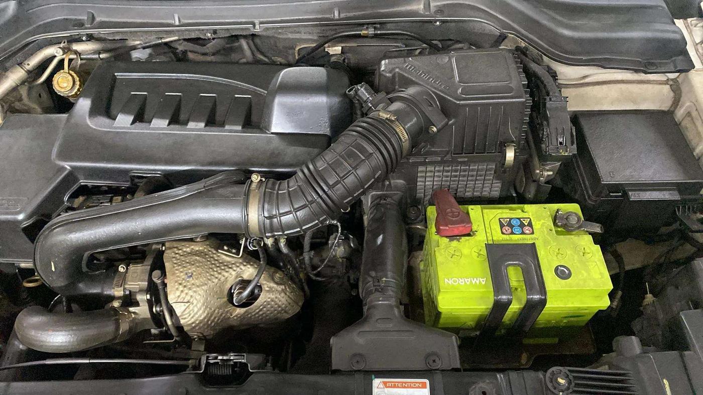 2021 Mahindra XUV300 W8 (O) 1.5 DIESEL AMT DUAL TONE, Diesel, Automatic, 72,352 km, Engine View - Left