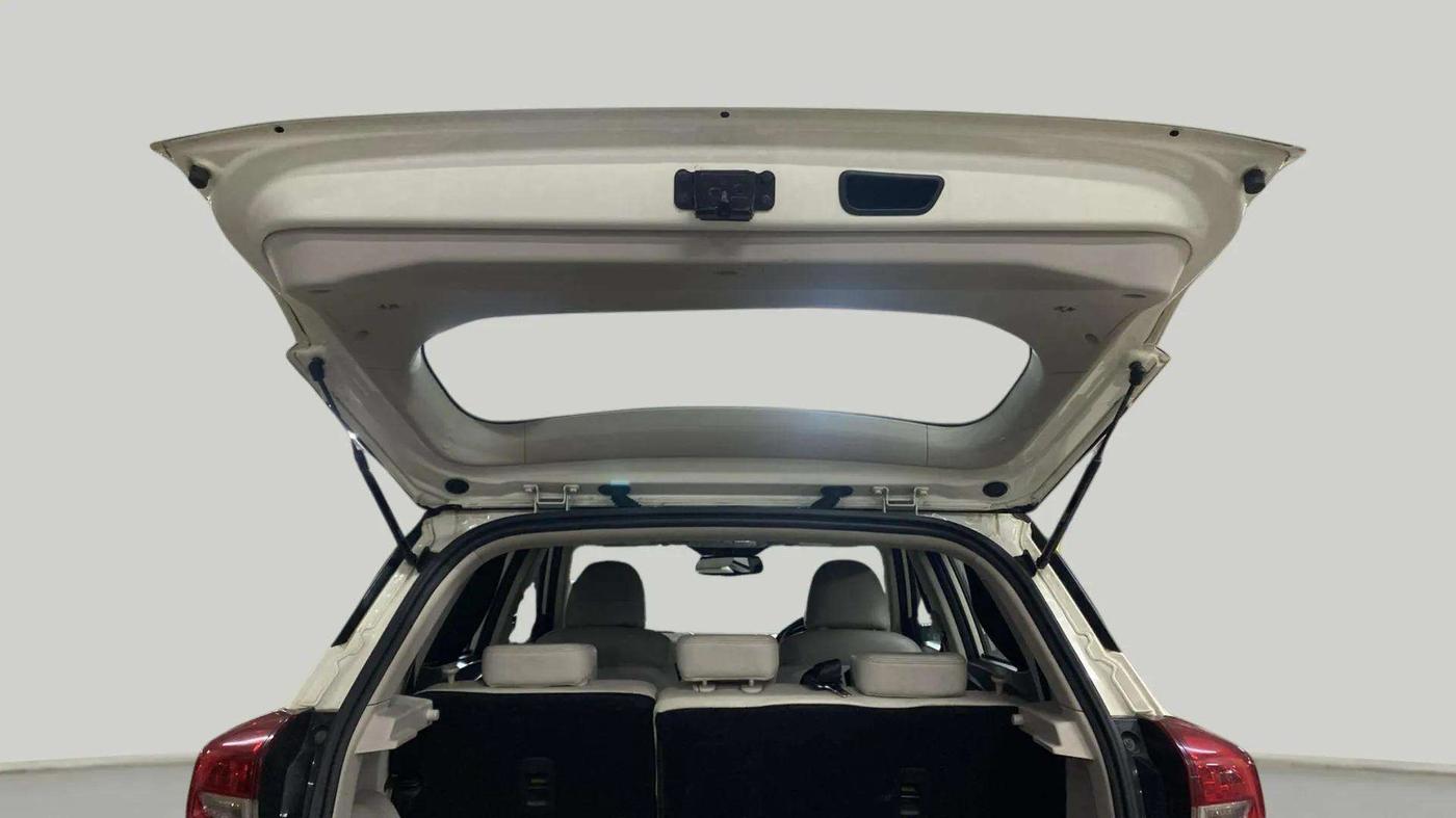 2021 Mahindra XUV300 W8 (O) 1.5 DIESEL AMT DUAL TONE, Diesel, Automatic, 72,352 km, Boot Door Open