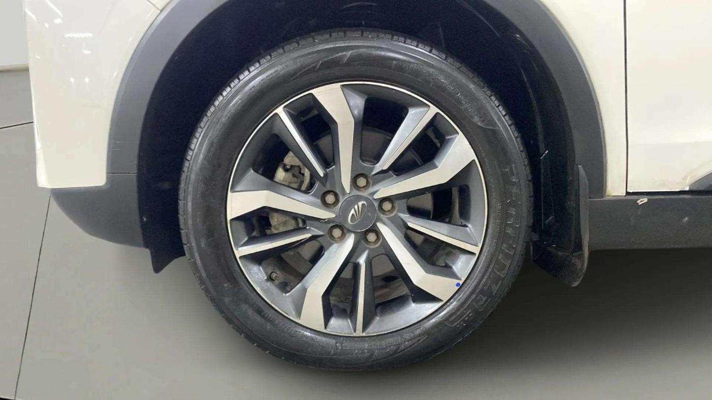 2021 Mahindra XUV300 W8 (O) 1.5 DIESEL AMT DUAL TONE, Diesel, Automatic, 72,352 km, Left Front Wheel
