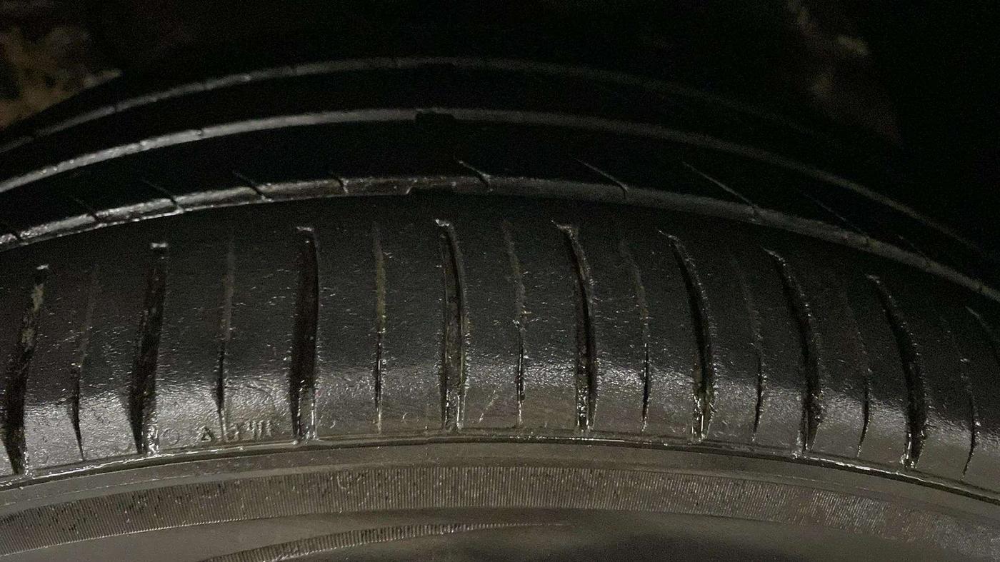 2021 Mahindra XUV300 W8 (O) 1.5 DIESEL AMT DUAL TONE, Diesel, Automatic, 72,352 km, Left Front Tyre Tread