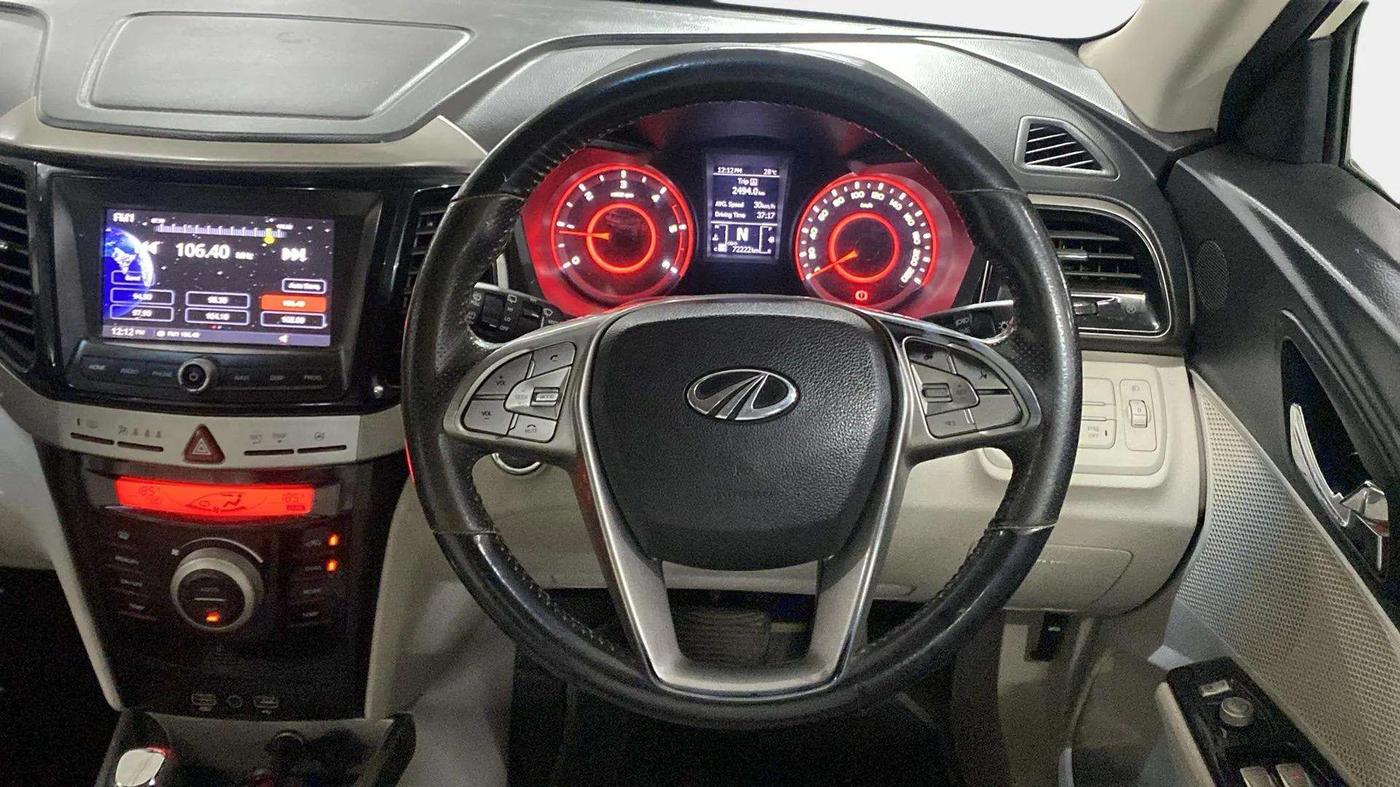 2021 Mahindra XUV300 W8 (O) 1.5 DIESEL AMT DUAL TONE, Diesel, Automatic, 72,352 km, Steering Wheel Close Up