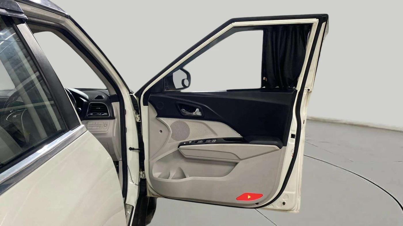 2021 Mahindra XUV300 W8 (O) 1.5 DIESEL AMT DUAL TONE, Diesel, Automatic, 72,352 km, RHS Front Door