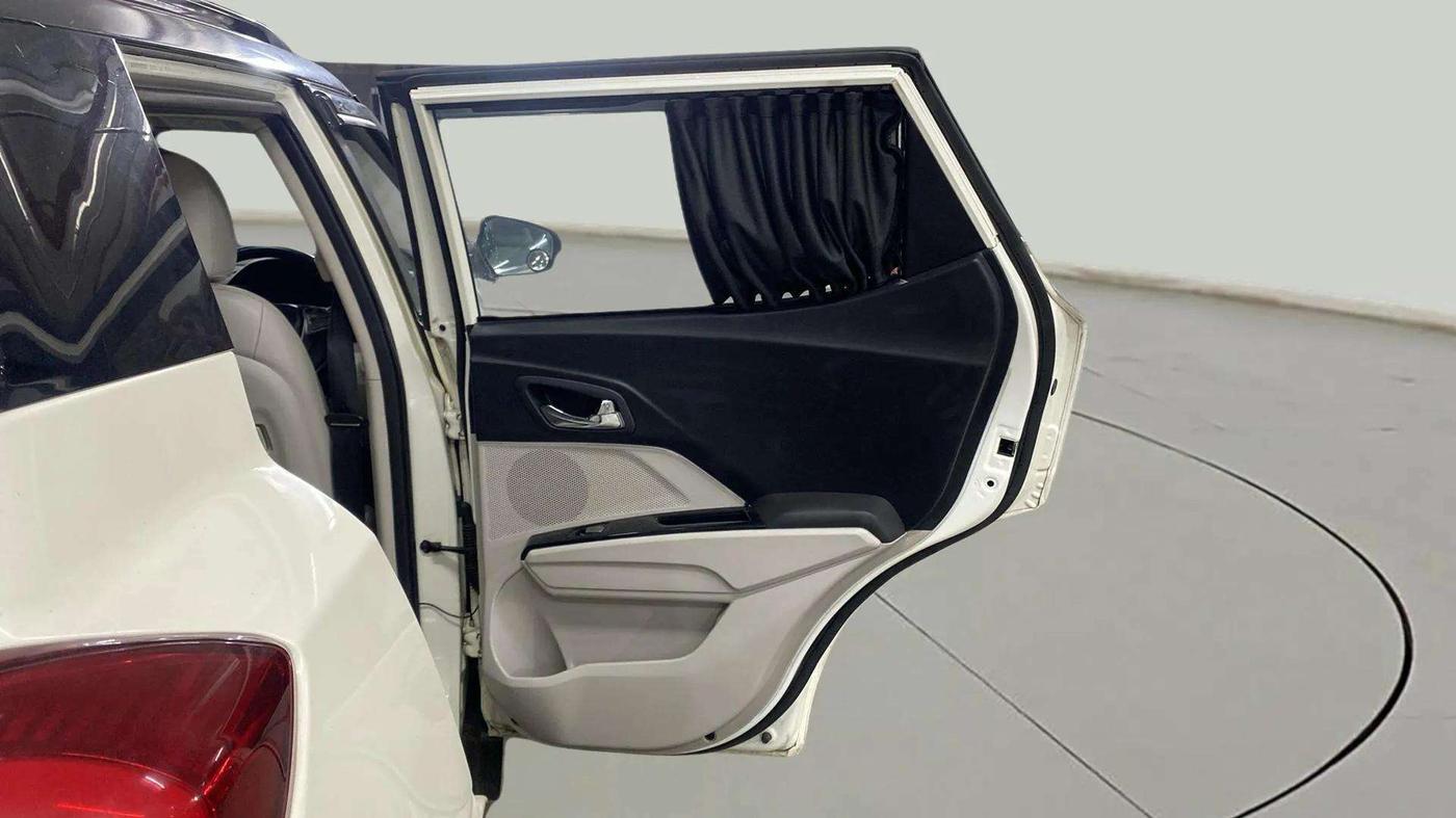 2021 Mahindra XUV300 W8 (O) 1.5 DIESEL AMT DUAL TONE, Diesel, Automatic, 72,352 km, RHS Rear Door