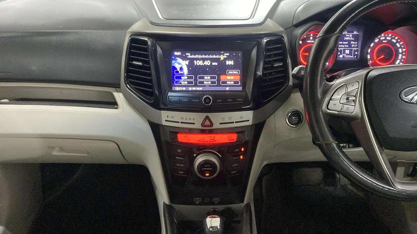 2021 Mahindra XUV300 W8 (O) 1.5 DIESEL AMT DUAL TONE, Diesel, Automatic, 72,352 km, Air Conditioner