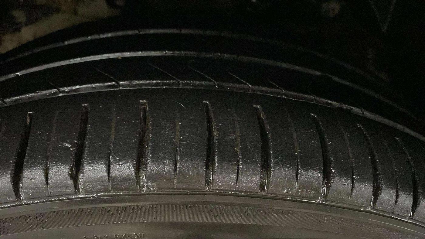 2021 Mahindra XUV300 W8 (O) 1.5 DIESEL AMT DUAL TONE, Diesel, Automatic, 72,352 km, Left Rear Tyre Tread